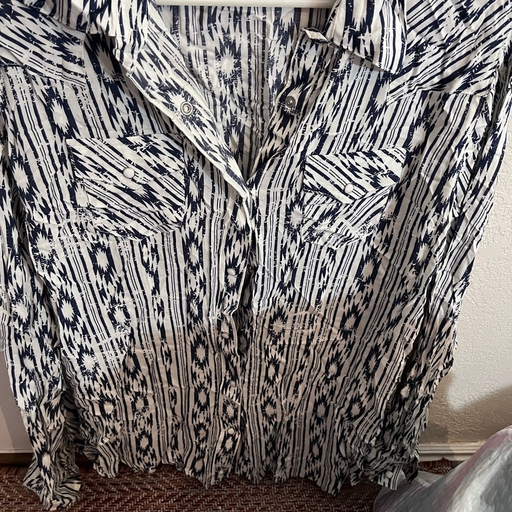 this blouse has never been worn. Snap shirt